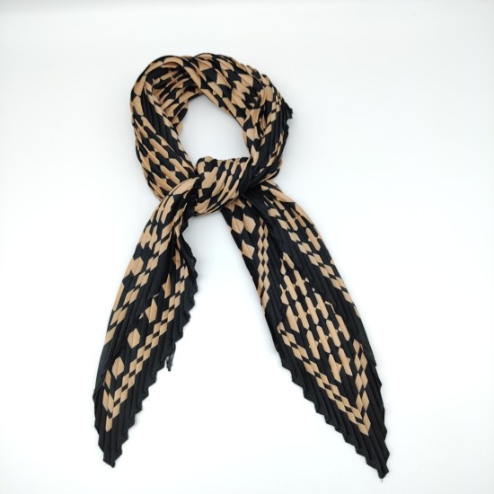 Women's ruffled square with brown accents Women's ruffled square with brown accents
